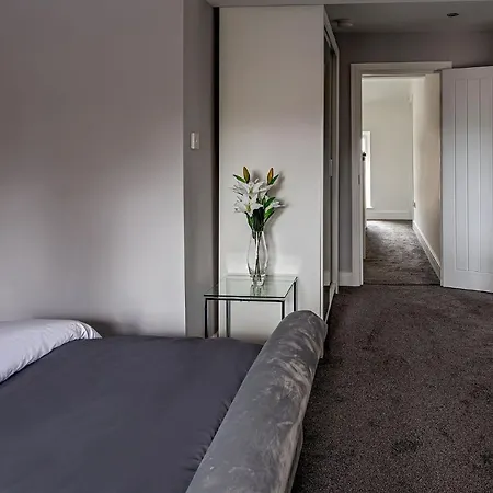 Like Your Own Private Hotel Luton  Extérieur photo