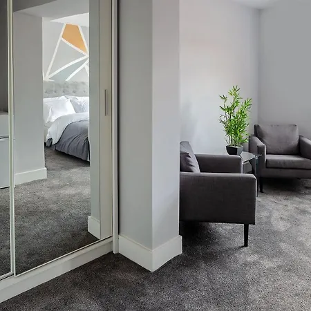 Like Your Own Private Hotel Luton  Extérieur photo